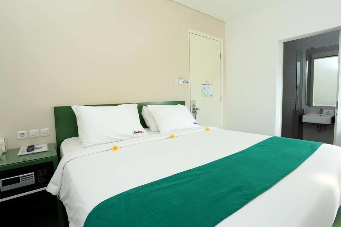 Reddoorz Near Pantai Jerman Hotel กูตา ภายนอก รูปภาพ